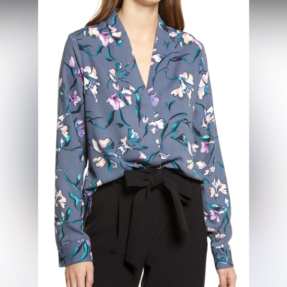 Halogen Tops - V-neck Top In Grey G Floral Stroll